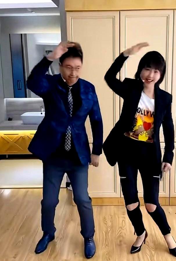 闫学晶王为念跳舞，动作越一致，看着越像在练武。胳膊腿伸得笔直，每一下都带