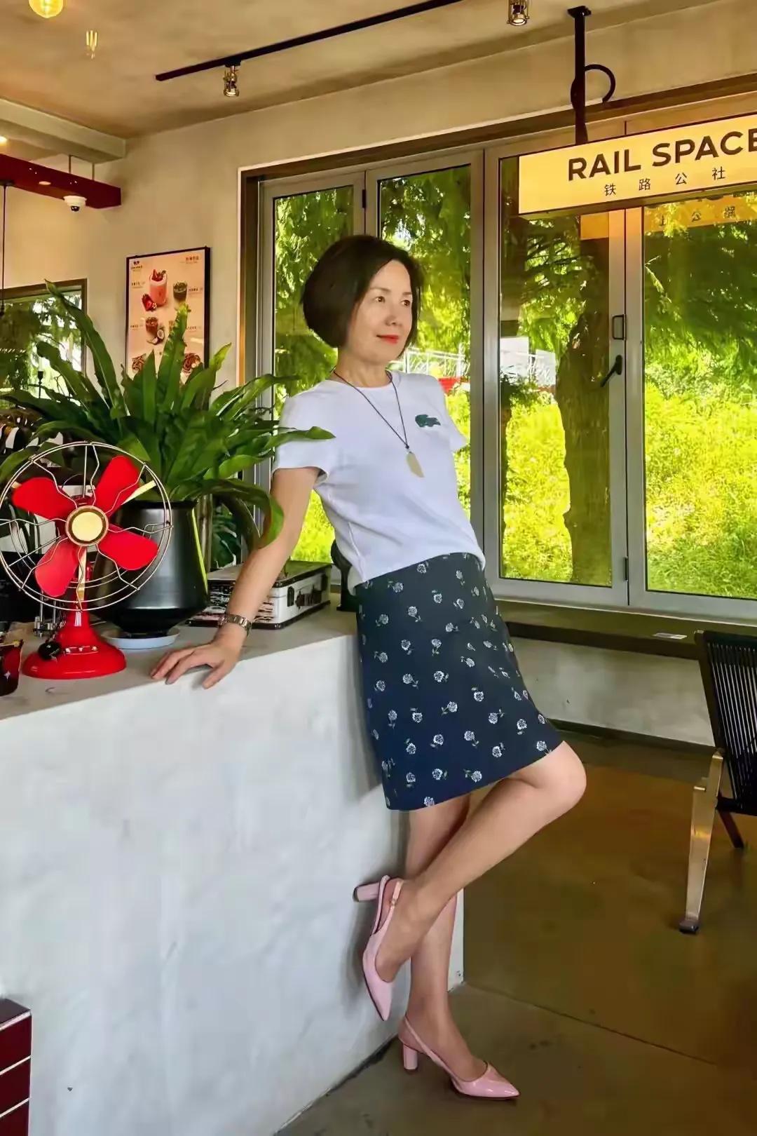 喜欢摆拍的大姐，保养太好啦！穿衣搭配很有讲究，得体美哒哒！