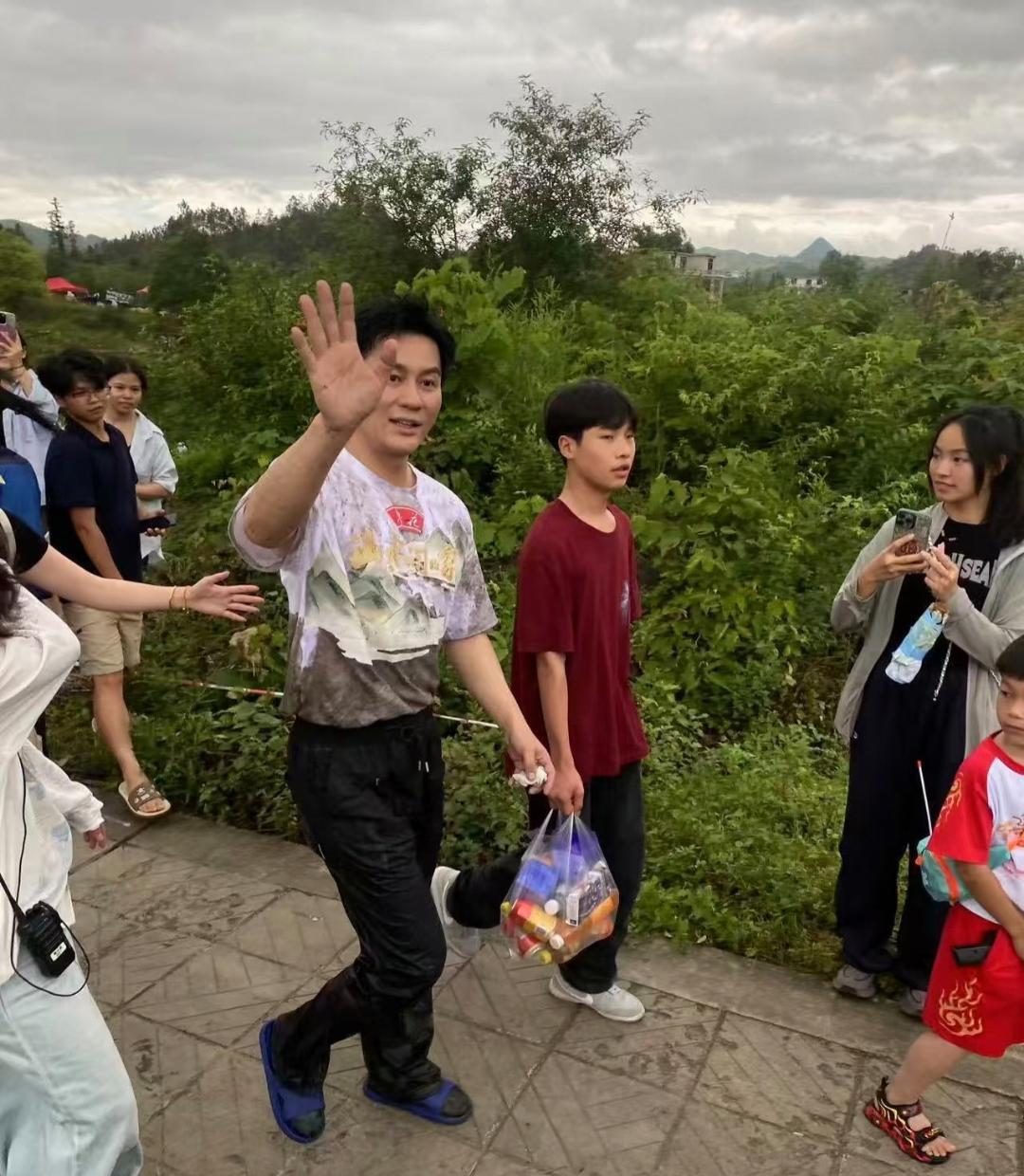 47岁李晨现身贵州山区，直接穿着拖鞋，私底下本人很普通，身材挺好，长相一般！