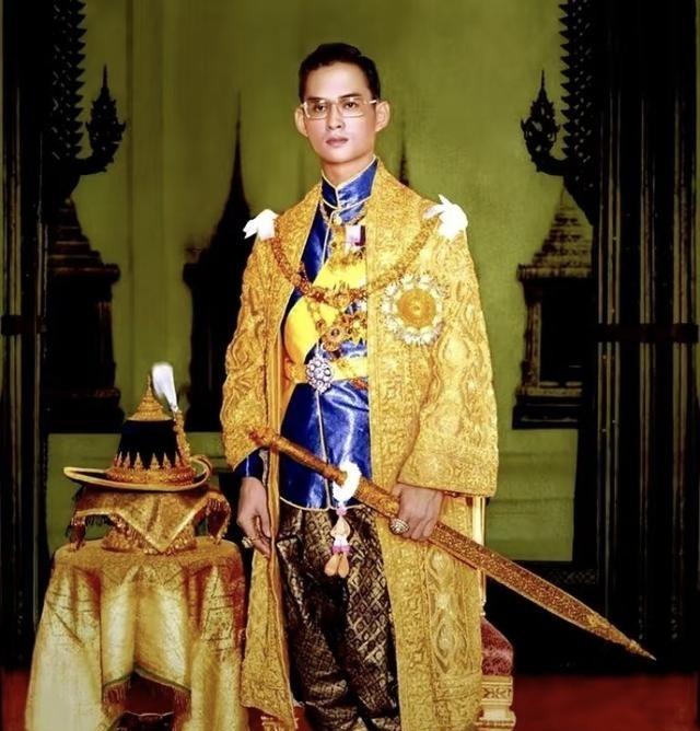 泰国王室父子颜值差距太大了！拉玛九世年轻时帅得很，老了也儒雅贵气，妥妥的美男子国