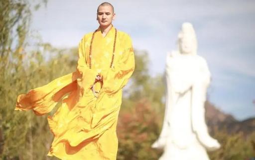 明朝时期，四川有一高僧身染重病，痛得在床上呻吟出声，圆寂前师父前来探望却只问他：