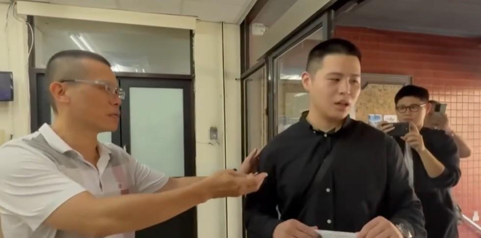 被大陆悬赏通缉闽南狼今赴派出所“自首”闽南狼到台中派出所“报案并自首”，叫嚣：