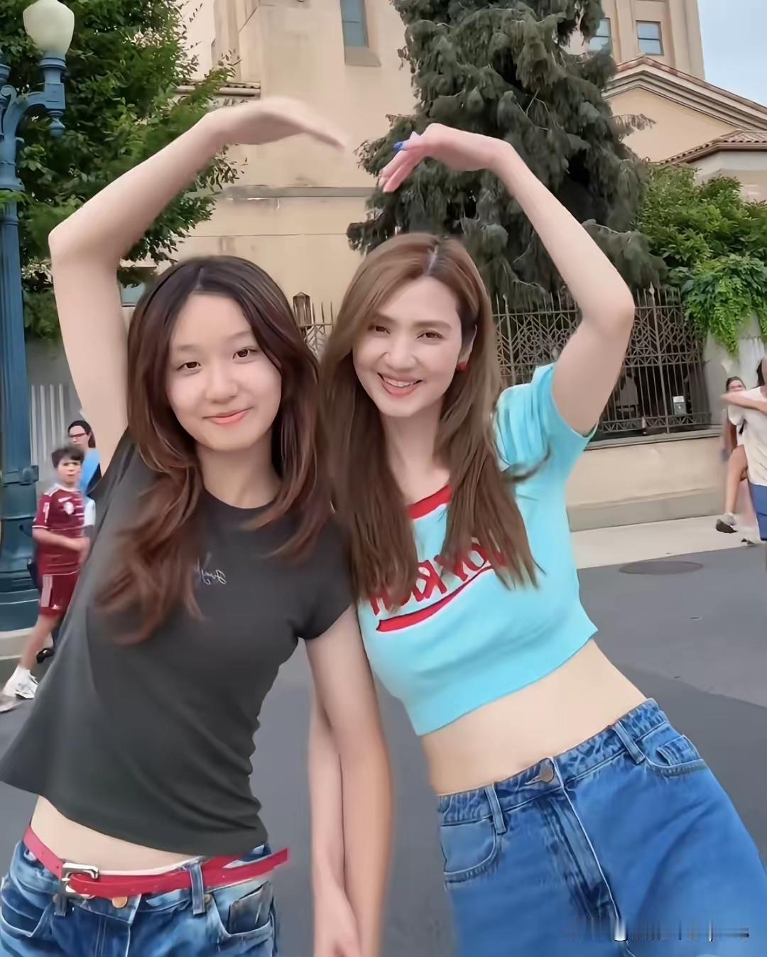 女儿还是没洪欣漂亮，有点像爸爸张丹峰，没什么特色。