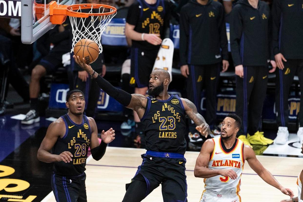 湖人大胜老鹰，终止三连败，有三个原因，可以用来解释。第一个原因，湖人输不起了，