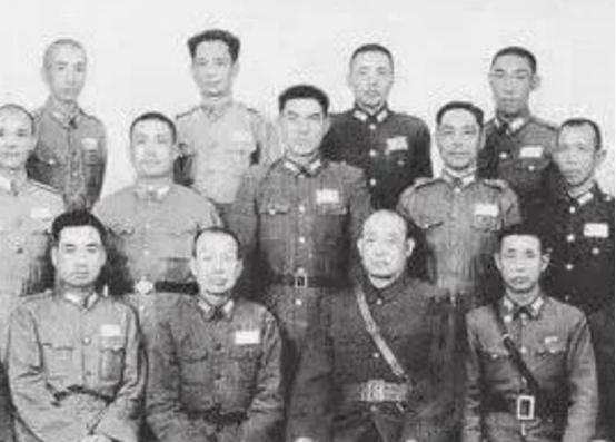 抗战胜利后，作为杂牌部队师长的鲍汝澧想要投奔八路军，但他的部下都不赞成。师参谋长