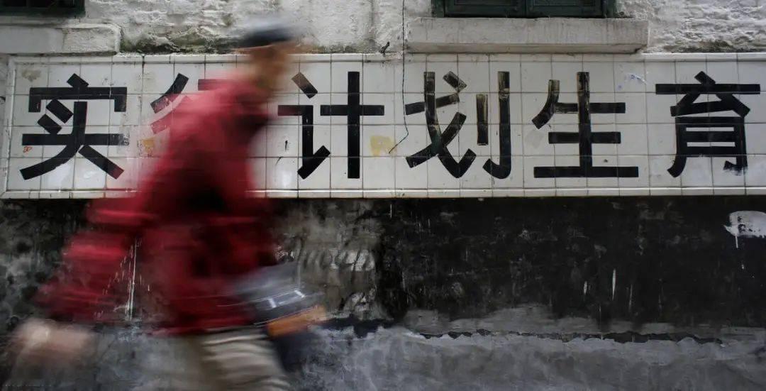 当年说国家来养老，如今让自己攒养老金，超2亿独生子女夹在中间，上有四位老人下有房