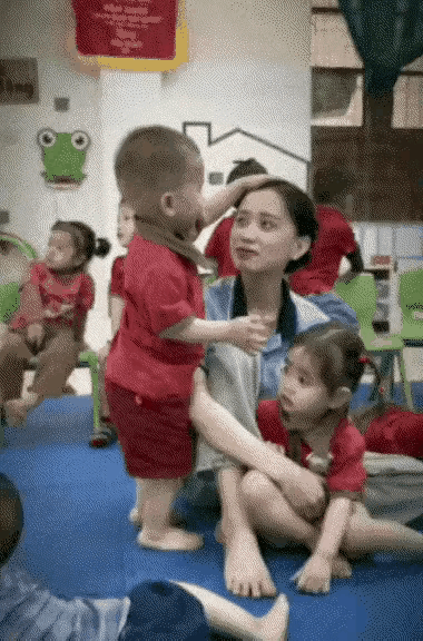小男孩早熟，幼儿园就练习这个，长大了一定是个情种，信不信由你？
