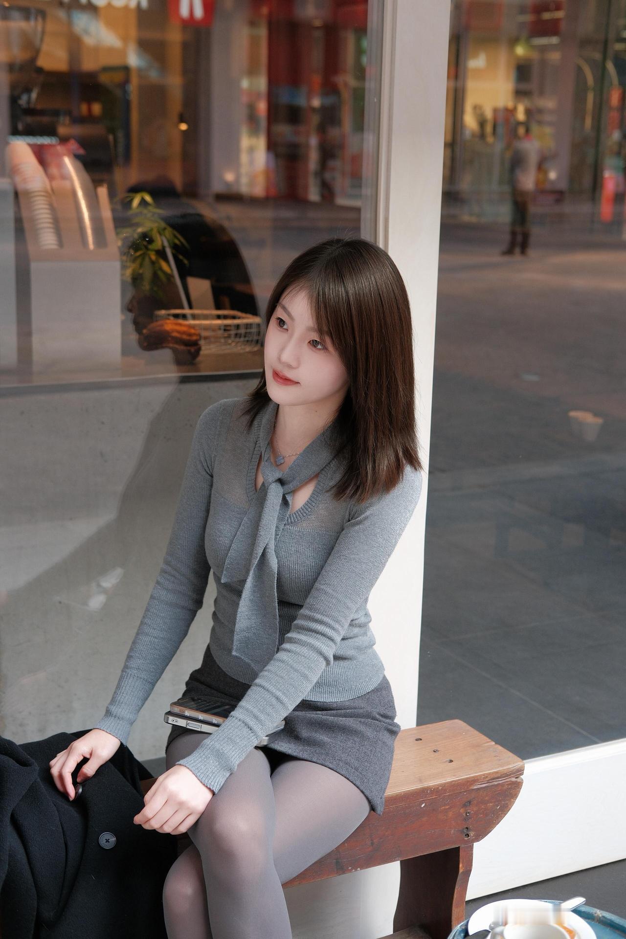 浣溪沙·秋街闲坐巷口晴光漏矮墙，咖啡温手趁秋阳。叶飘阶上懒相将。灰衫漫