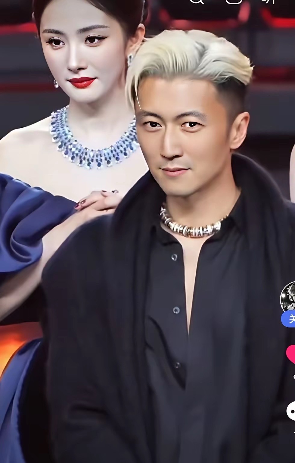 这两张脸美的好权威。杨幂一张精致的小脸无瑕疵。谢霆锋给人一种痞帅痞帅的感觉。谢霆