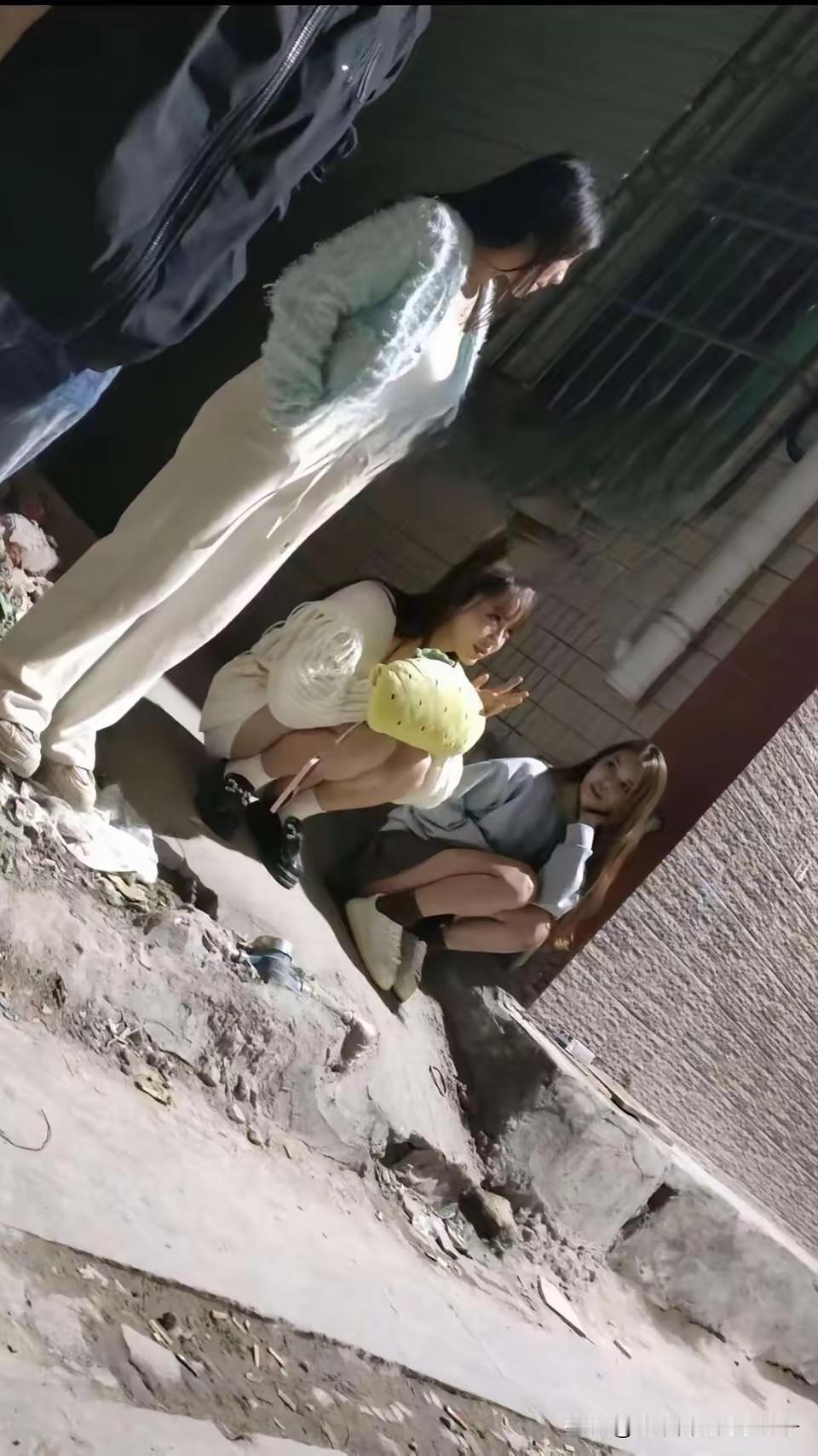 几个朋友在路边休息聊天。同事相约游玩朋友之间游玩朋友相约去游玩