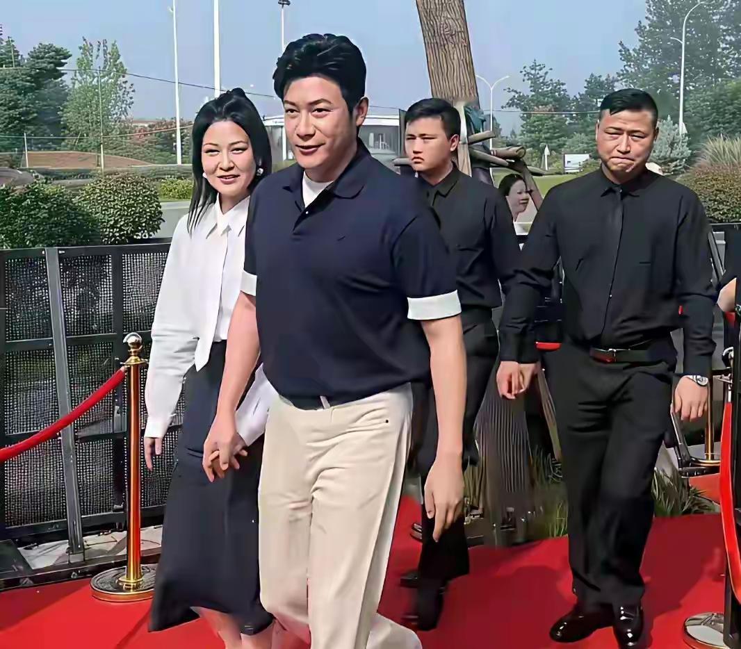 陆毅才49…，就成这样了[无奈吐舌]，一副放弃抢救（颜值）的派头……大肚子都出来