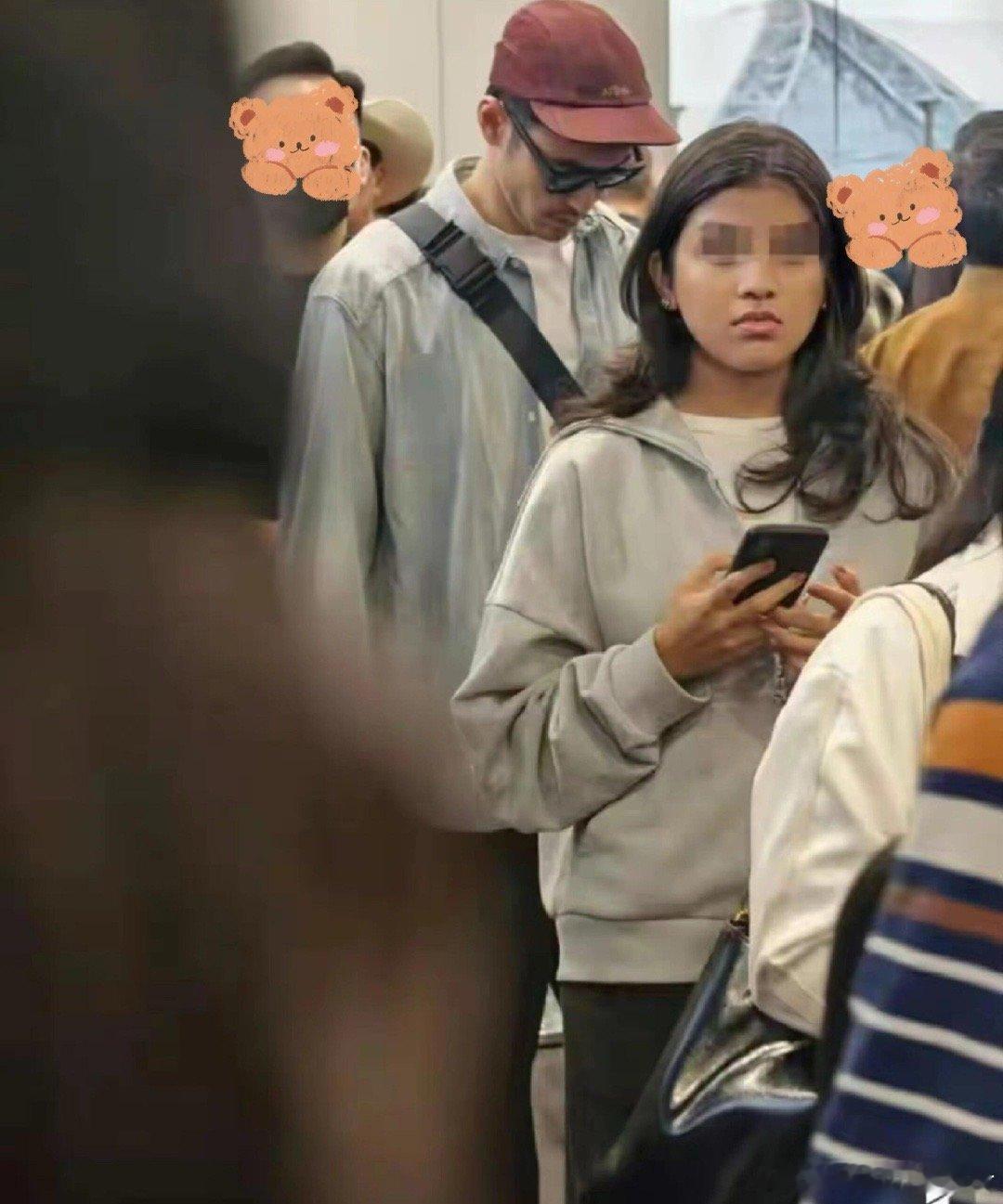 曝阮经天女友小他21岁听上去年龄差距确实有点大了，不过阮经天状态看着还是挺年轻的