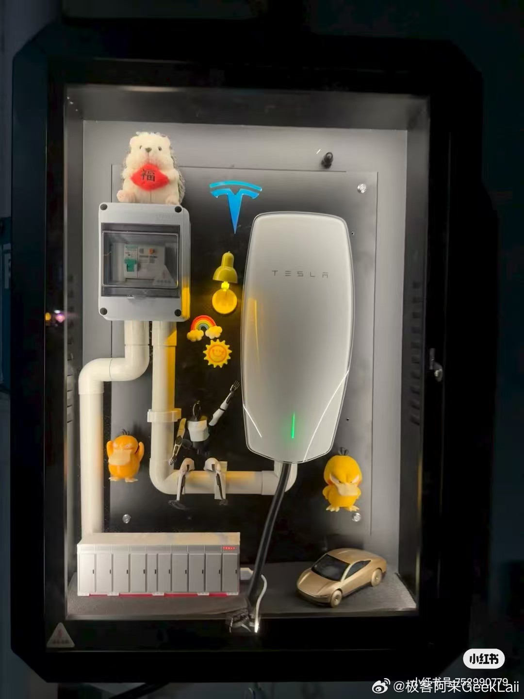 这位特友的充电桩箱子装修的蛮好看的应该还用上了特斯拉最新周边（图2）