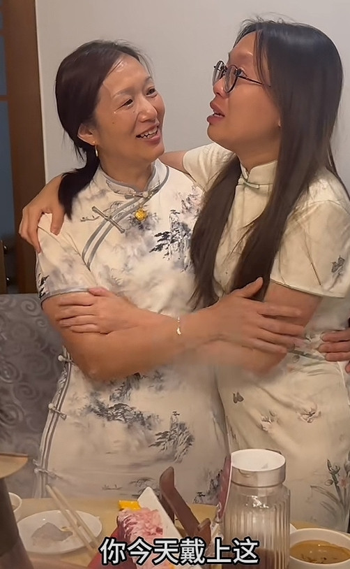 今天凌晨，谢浩男的大妹更新了视频。在北京游玩的大妹给亲妈许建华买了黄金项链。大妹