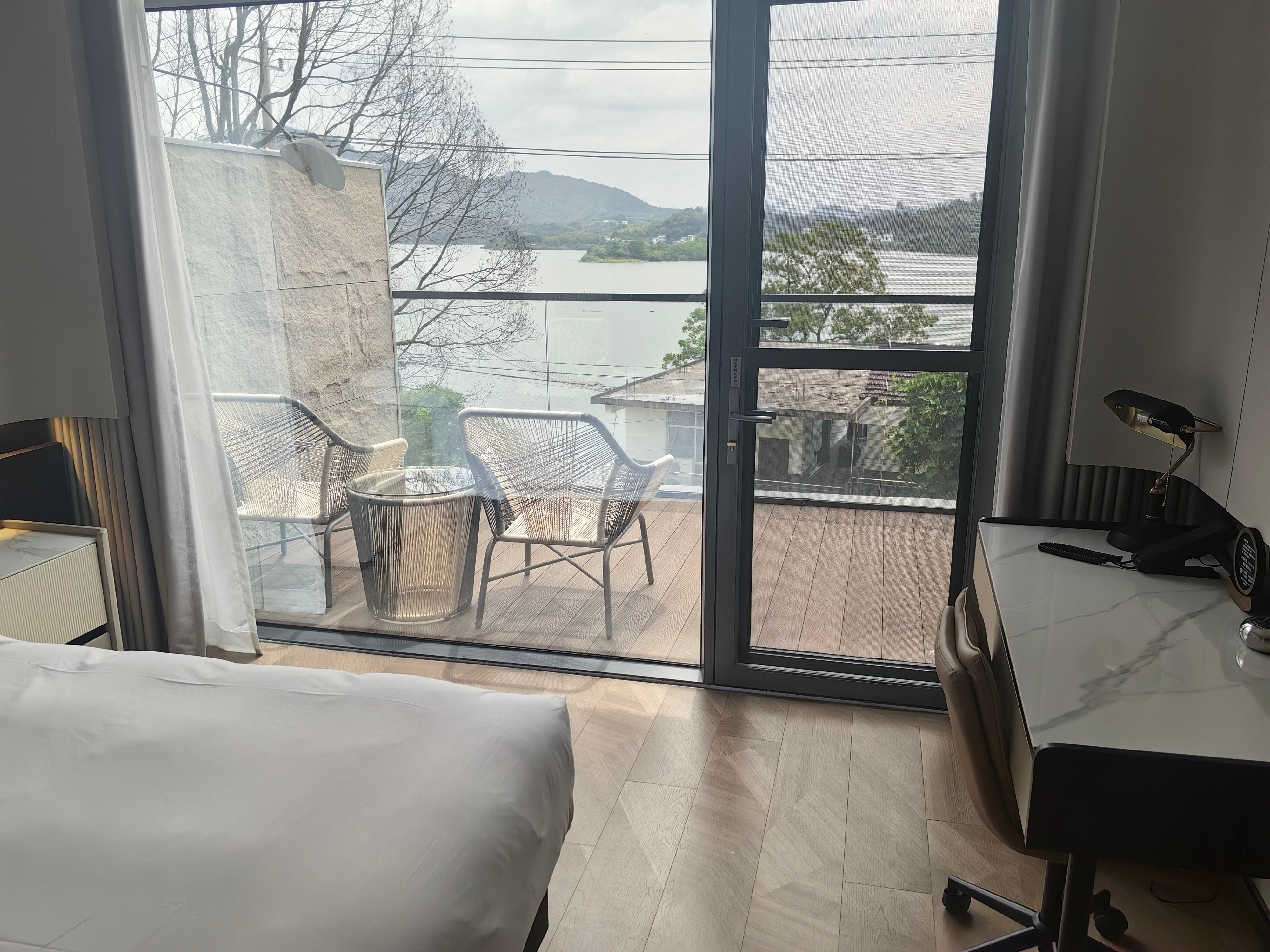 啧，刚到黄山的民宿住下，准备睡个午觉，特意选择湖景带露台的房间，傍晚就可以坐在露
