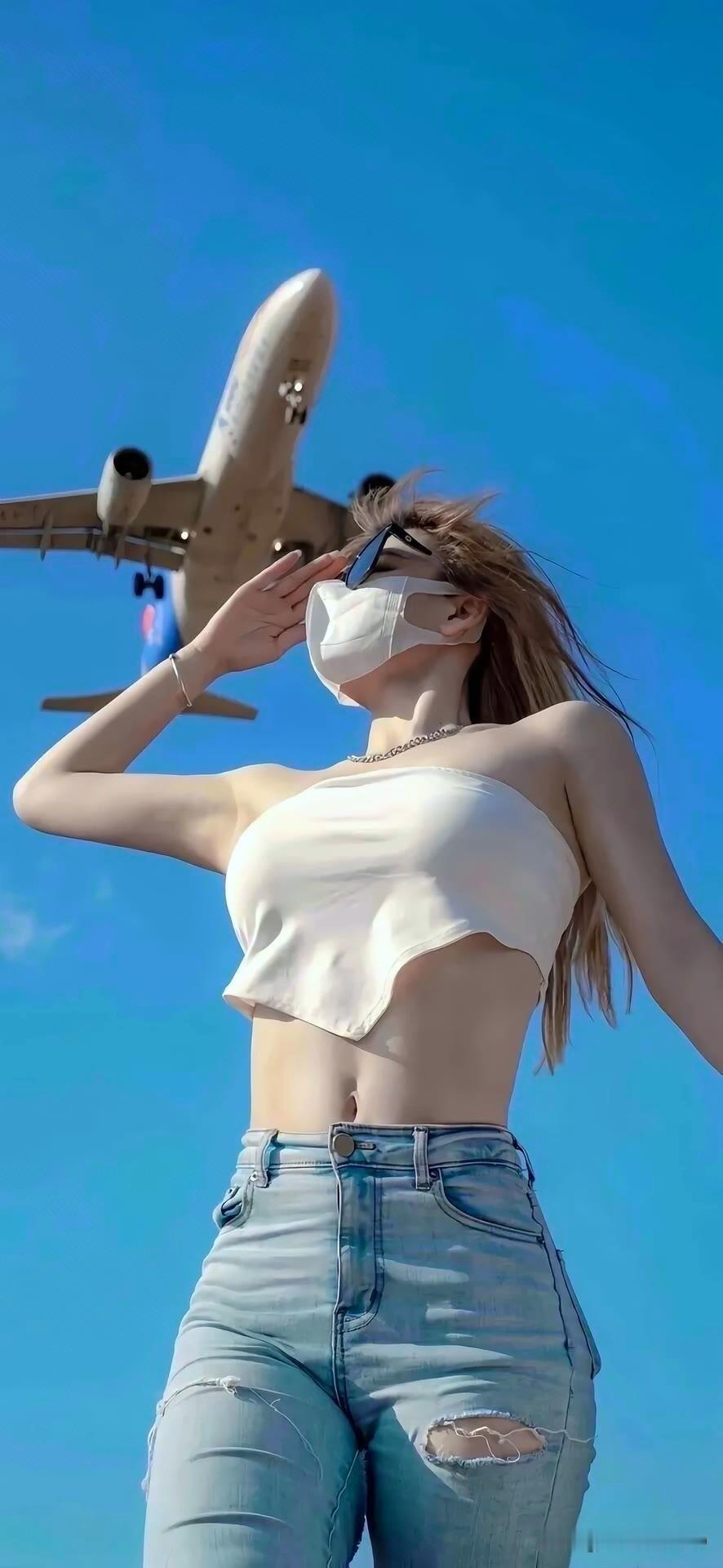 我认为现代很多人总向往古装剧里诗意悠然的古代生活，小桥流水、诗词风雅，看着格外浪