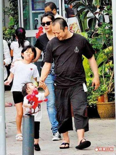 邱淑贞老公有钱还接地气，他把妻女宠得很幸福，这男人值得大美女邱淑贞拥有。