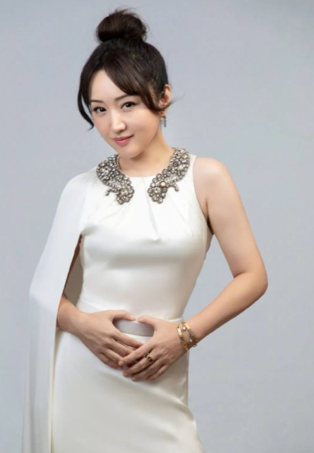 有一次，杨钰莹在北京开演出，没想到臧天朔直接带人找上了门，还对她说：“钰莹妹妹，