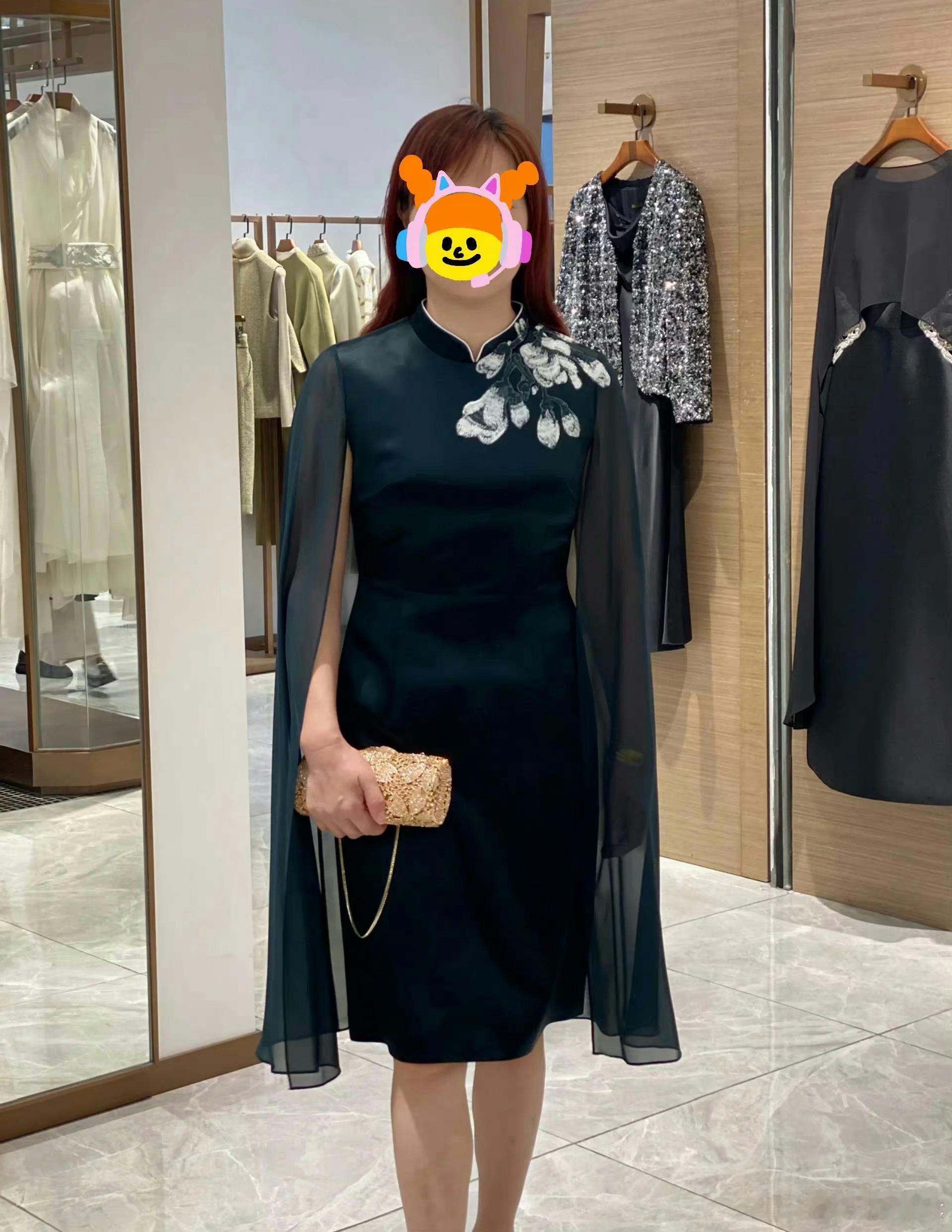 该怎么委婉的告诉我妈，这样穿会有点夸张？
