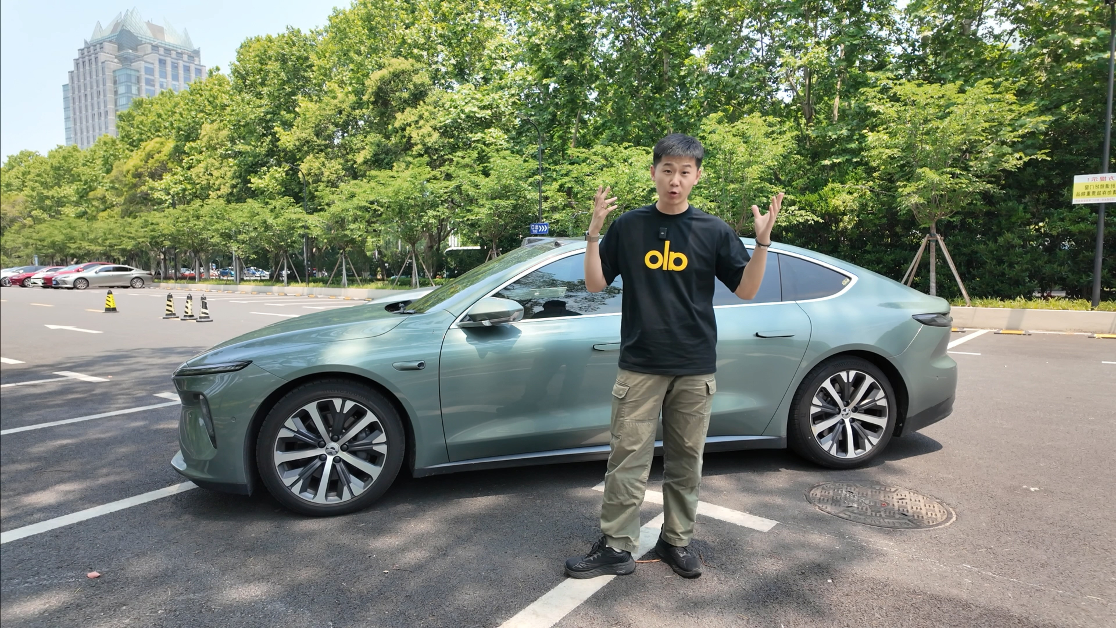中午没睡觉去拍车，拍的我自己的车啧啧，还是辣么帅气[墨镜][墨镜]蔚来et7新能源汽