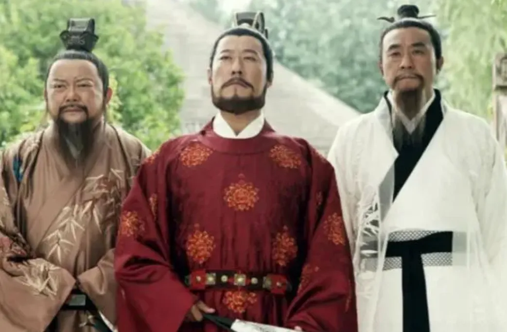 1375年，刘伯温去世，被埋在了依山傍水的好地方。朱元璋听说后，忙派人去挖开他的