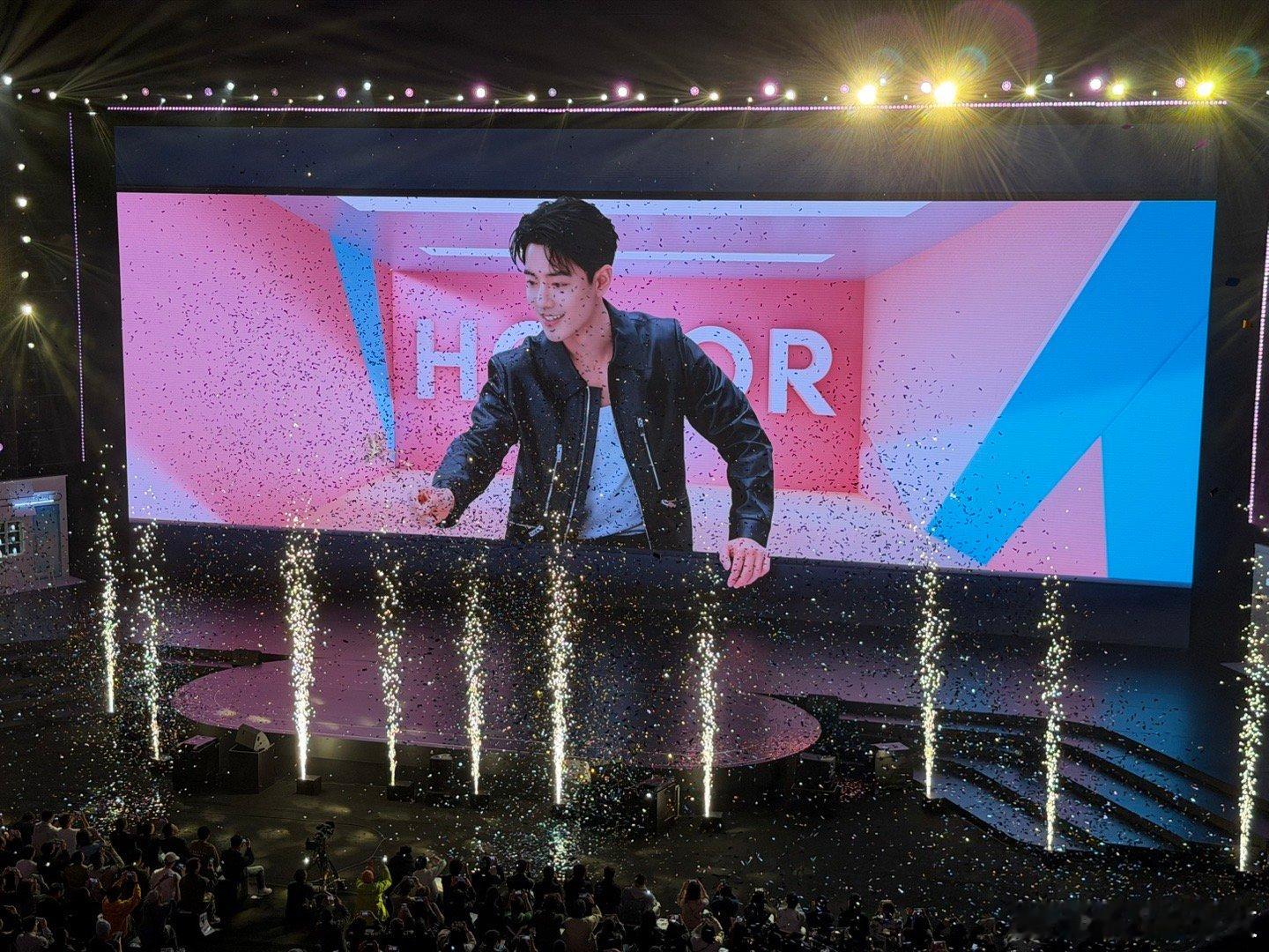 现场沸腾啦，肖战带来了焰火