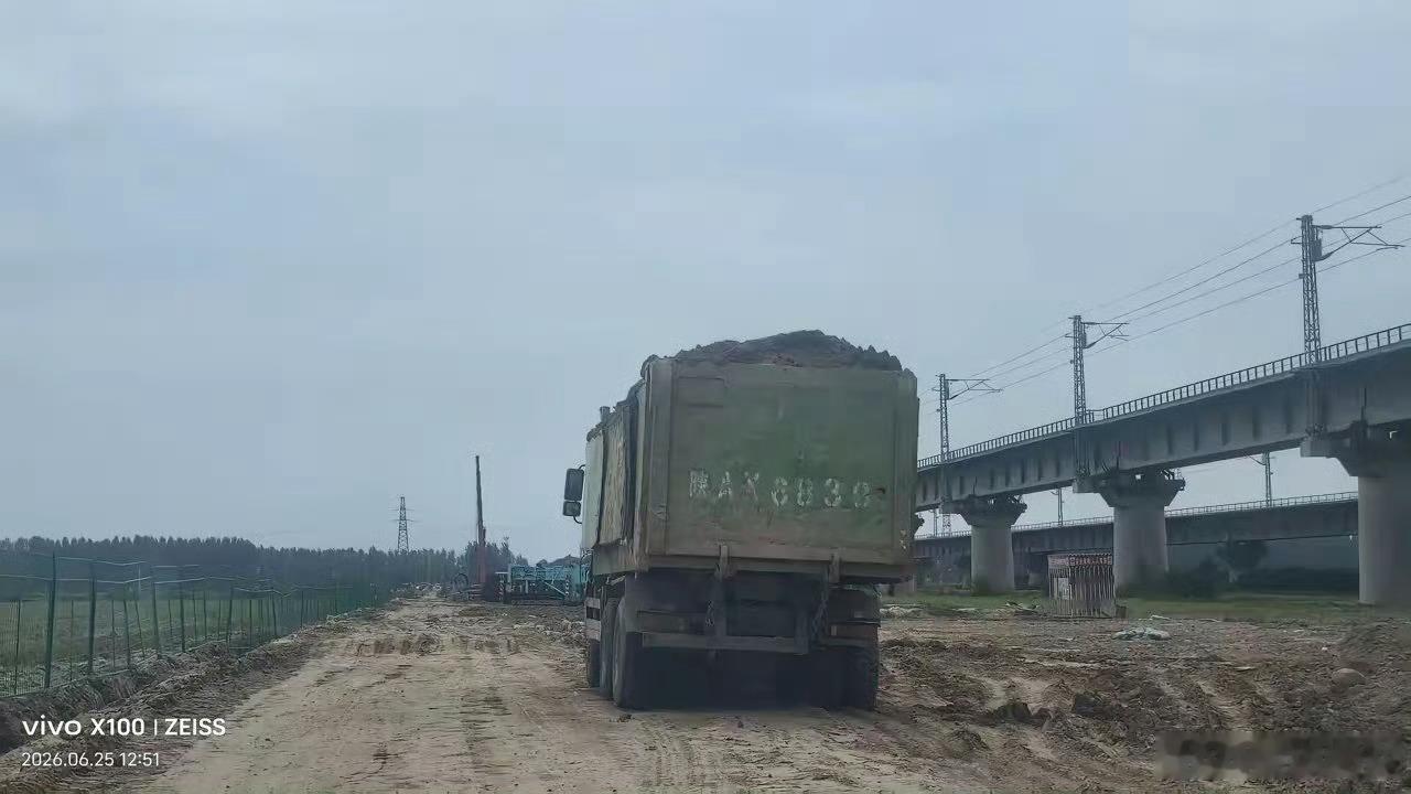 中铁大桥局张何三四线项目部雇佣黑车转运渣土据临潼何寨街道办辖区群众来电叙说中铁大