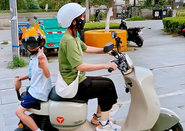 骑电动车能带娃吗？官方解读来了！12岁是红线，这3个错90%家长都在犯！早