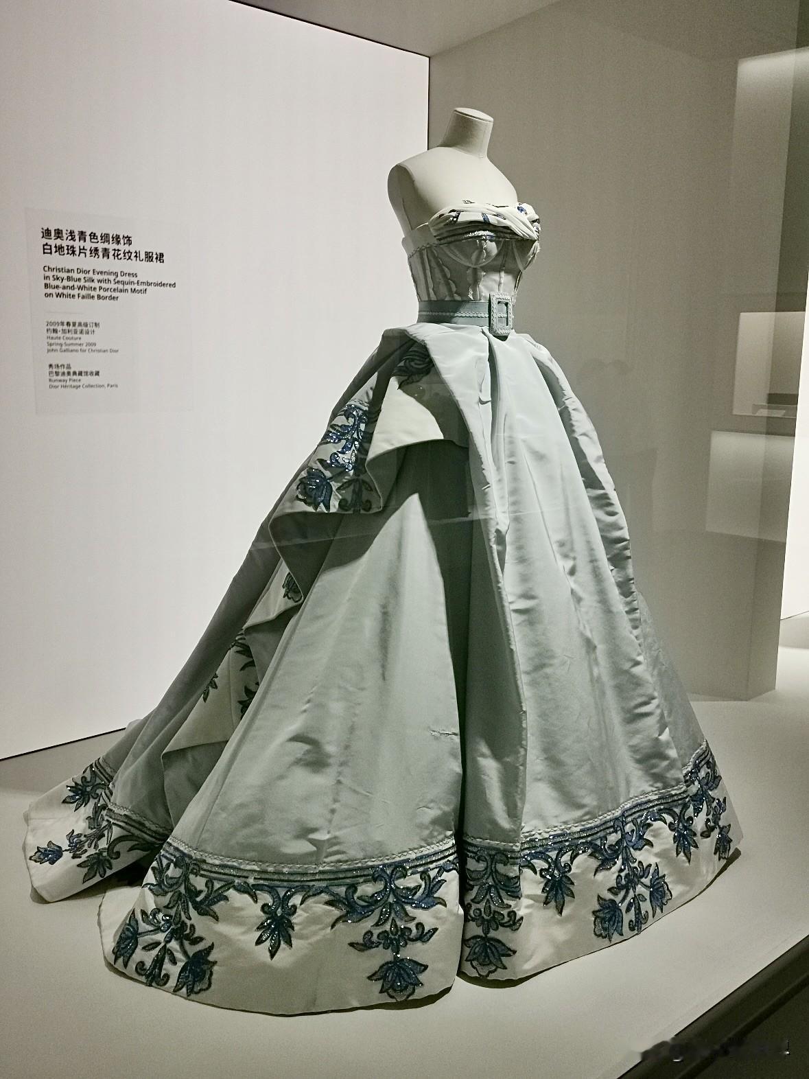 打卡上博《摩登华影》展，一眼惊艳海盗爷的高定礼服！巴黎迪奥典藏馆馆藏的2009