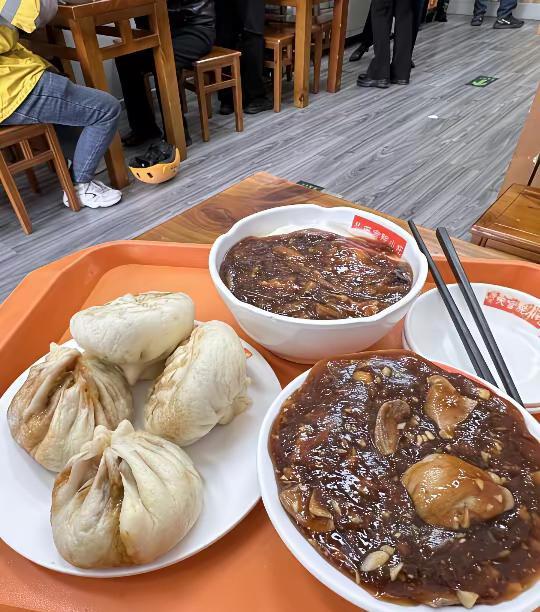 有人说，北京是美食荒漠；有人说，北京是美食天堂。有人说，包子炒肝就是北京美食；