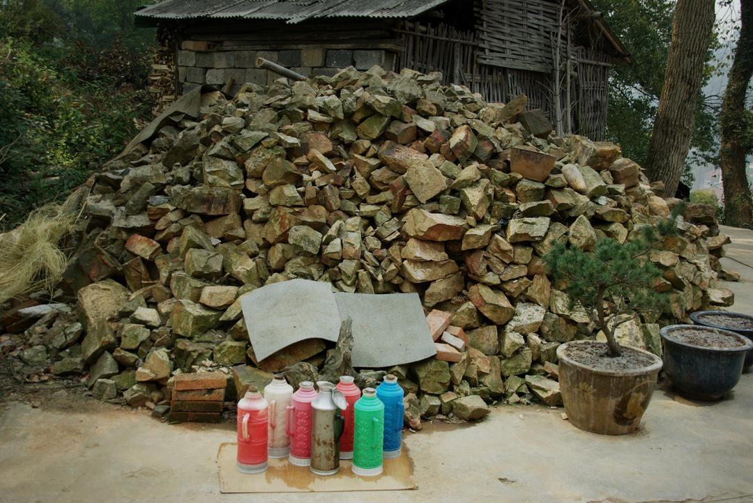 云南普洱自己可能都没想到，它底下那个小小的宁洱县，最近居然火得一塌糊涂!凭啥?