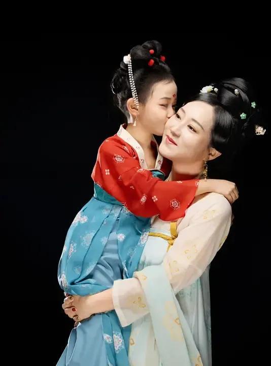 最近娃这个事说起来不复杂。本来私生子们本无心与嫡长女争家产。当年老头子知道自