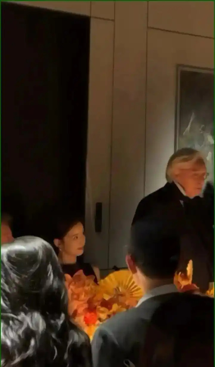 31岁章泽天和34岁何超莲同框合照，一个黑衣一个粉装白到发光，网友直呼：嫁对老公