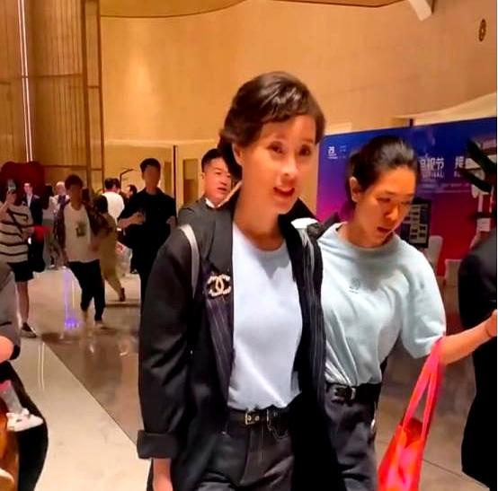 前阵子，吴越在活动上碰到陈建斌，场面一下就有点尴尬，俩人也没多聊，看着就挺微妙。