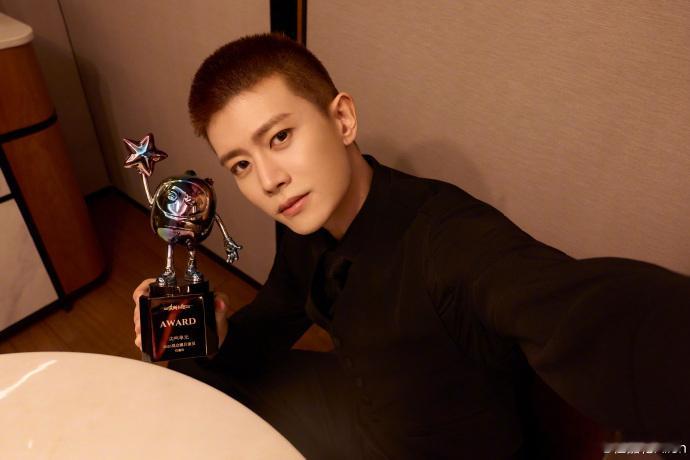 任嘉伦给蓝盈莹夸不会了直播现场任嘉伦开启夸夸模式，对着蓝盈莹一顿猛夸31分钟，