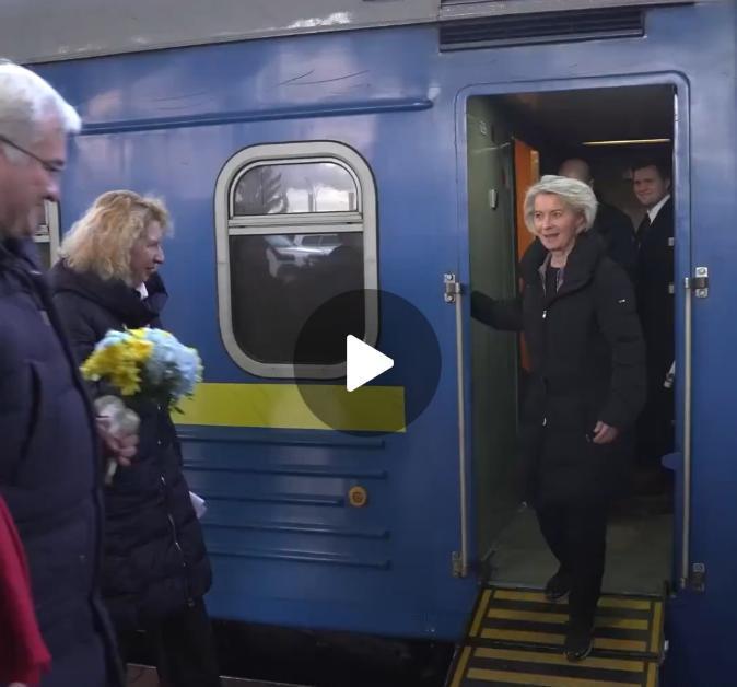 “和平必须按照乌克兰的条件实现”：冯德莱恩在俄乌战争四周年之际抵达基辅。“这是战