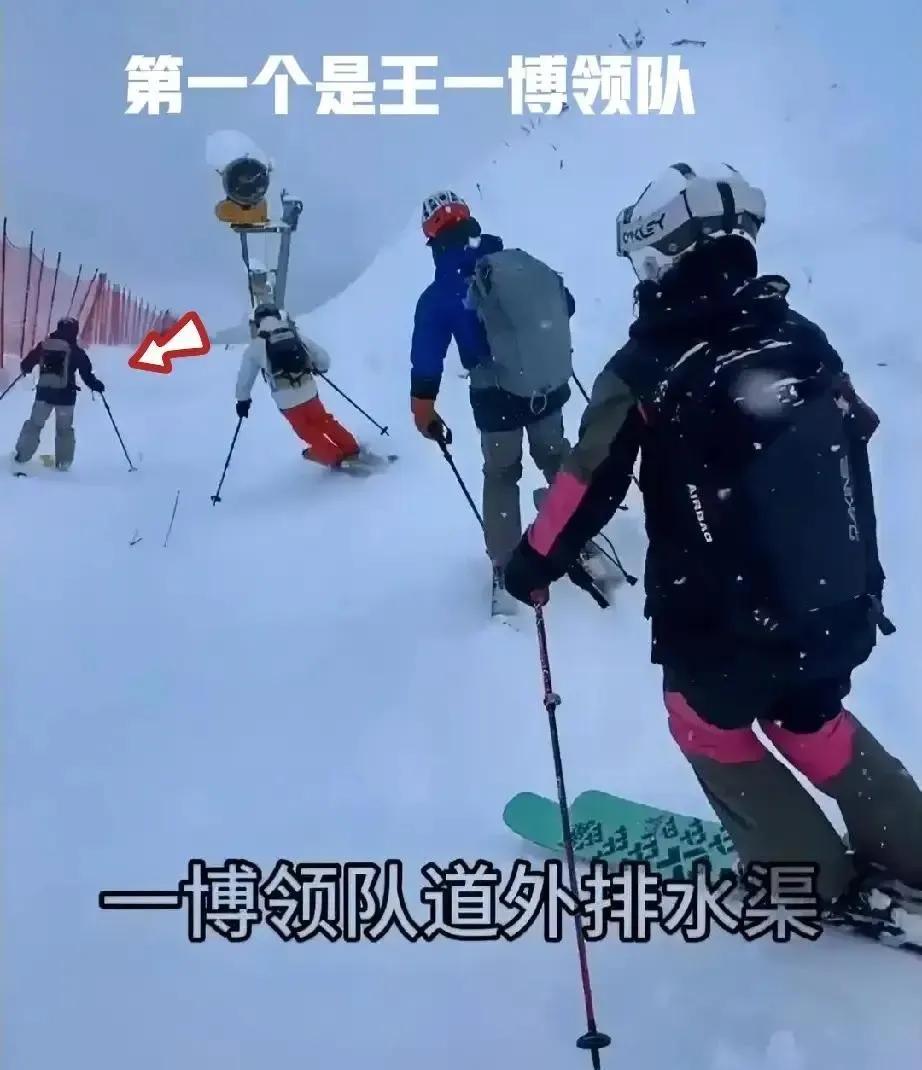 王一博在崇礼雪场被偶遇，他没带助理和保镖，一身黑衣滑雪时，顺手帮卡在坡上的小孩扣