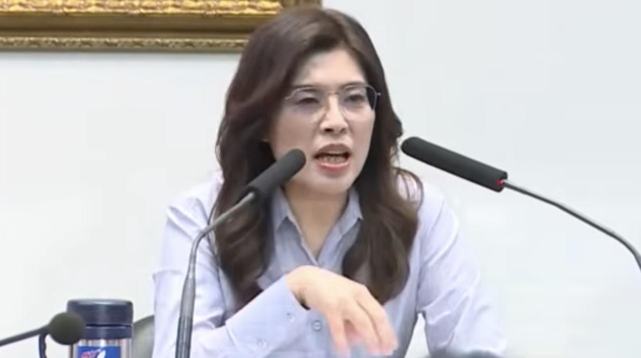 黄暐瀚再次公开表态：我就是不认同郑丽文！昨日，他在网络节目中公开放话：即便2