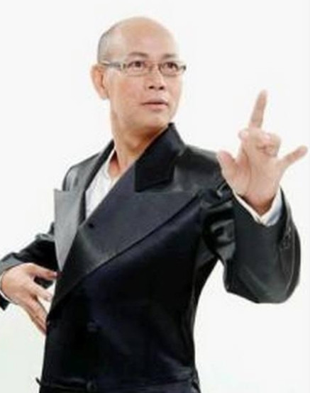 1993年，王晶拍摄《九品芝麻官》时，找不到饰演“李公公”的合适演员，周星驰说: