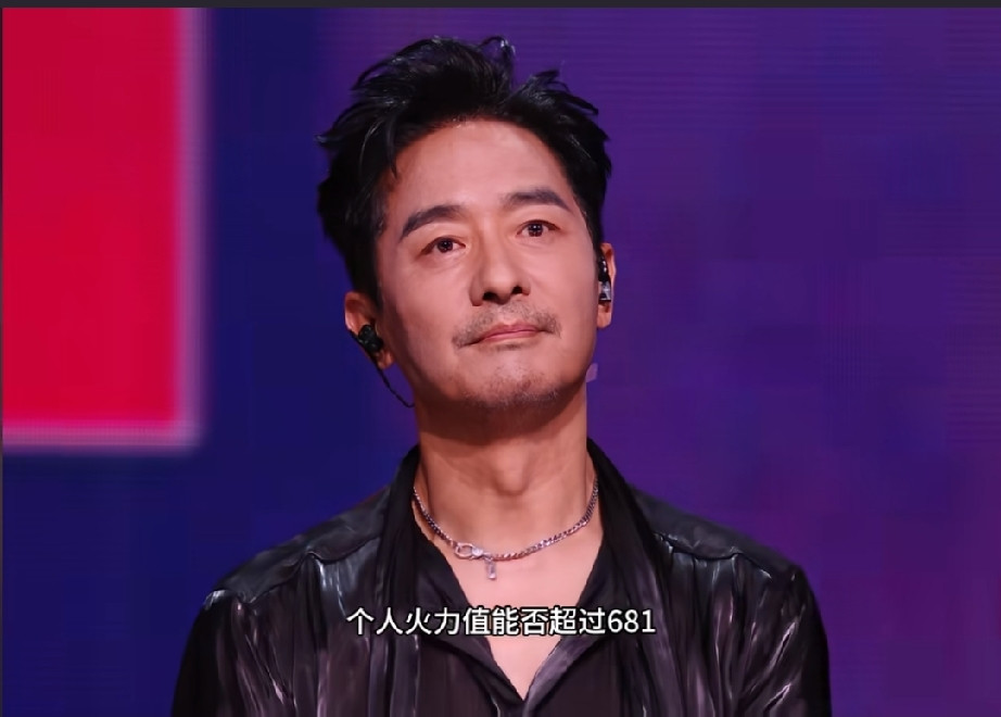 郭晓东这路人缘真的肉眼可见，宣布他不用淘汰顺利留下的时候，现场哥哥们全都在拍手欢呼。他唱跳底子不算强