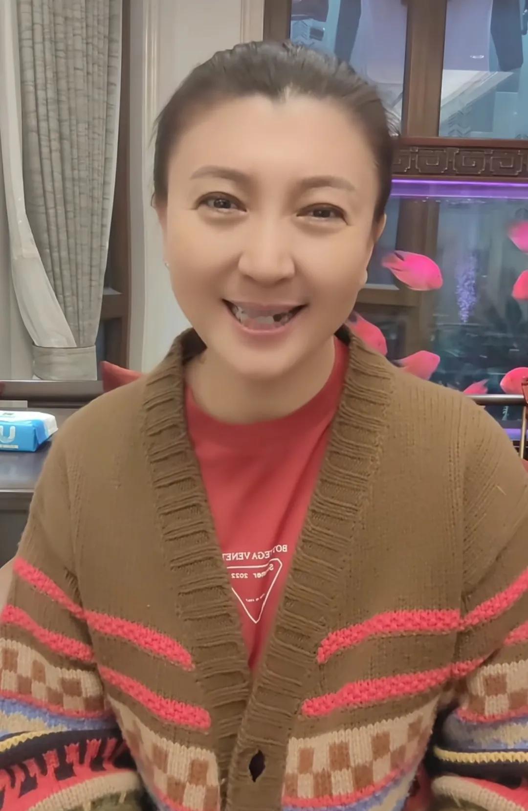 闫学晶的新年祝福，我第一眼没敢认。镜头怼到脸上，皱纹是刀刻的。嗓子有点哑，但