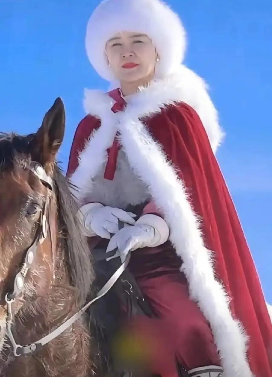 澎湃等官媒昨天报道贺娇龙去世，被官方辟谣还在抢救，一天后官方宣布抢救无效去世。