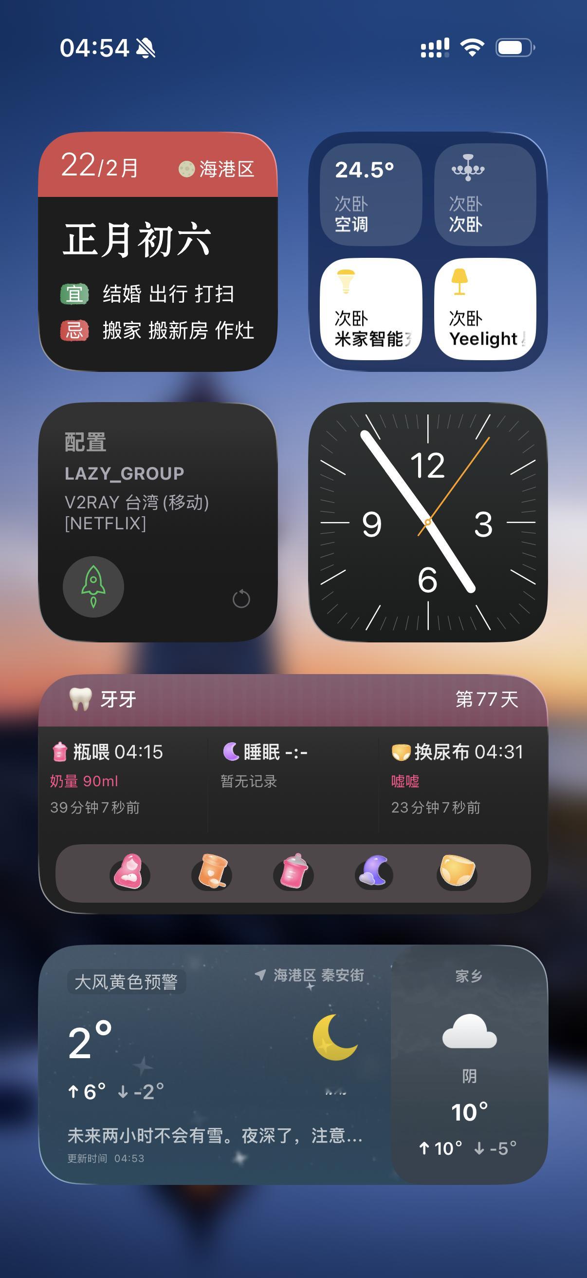小牙绝对是来讨债的。刚喂完奶，想着换个尿不湿，擦完屁屁正准备套尿不湿，一股暖流从