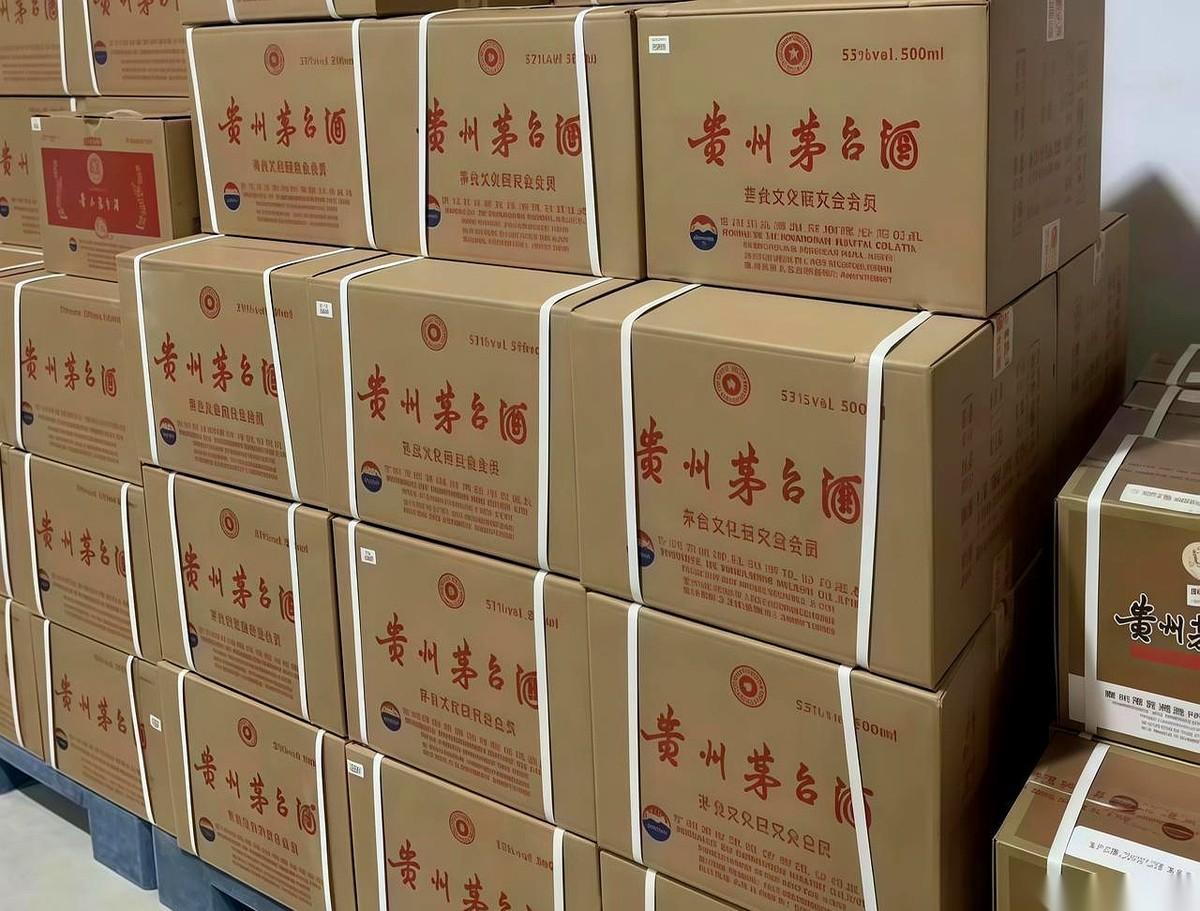 司机李鹏分十五趟从雇主家往外运茅台和五粮液，总计变现了二百四十三万五千元。陈家