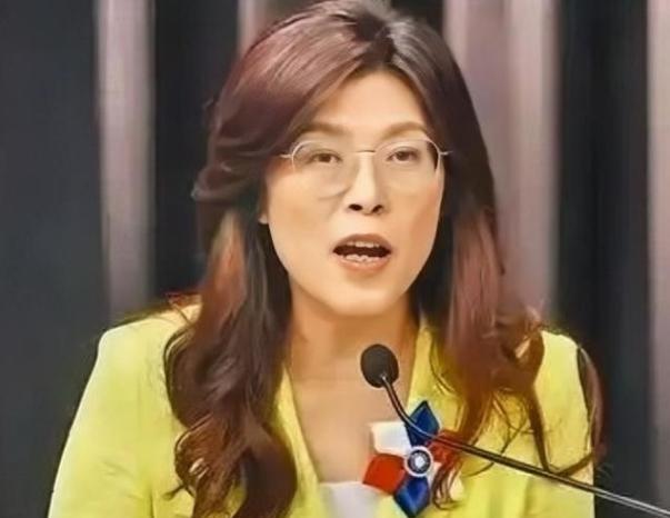 万万没想到，新当选的国民党主席郑丽文，一查底细才发现她不仅是妥妥的“蓝二代”，身