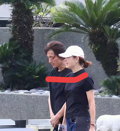 天呐，兰𠄘旭在大S墓前这是演戏给谁看！这是故意打脸玥儿姐弟及莜梅！​大家都以