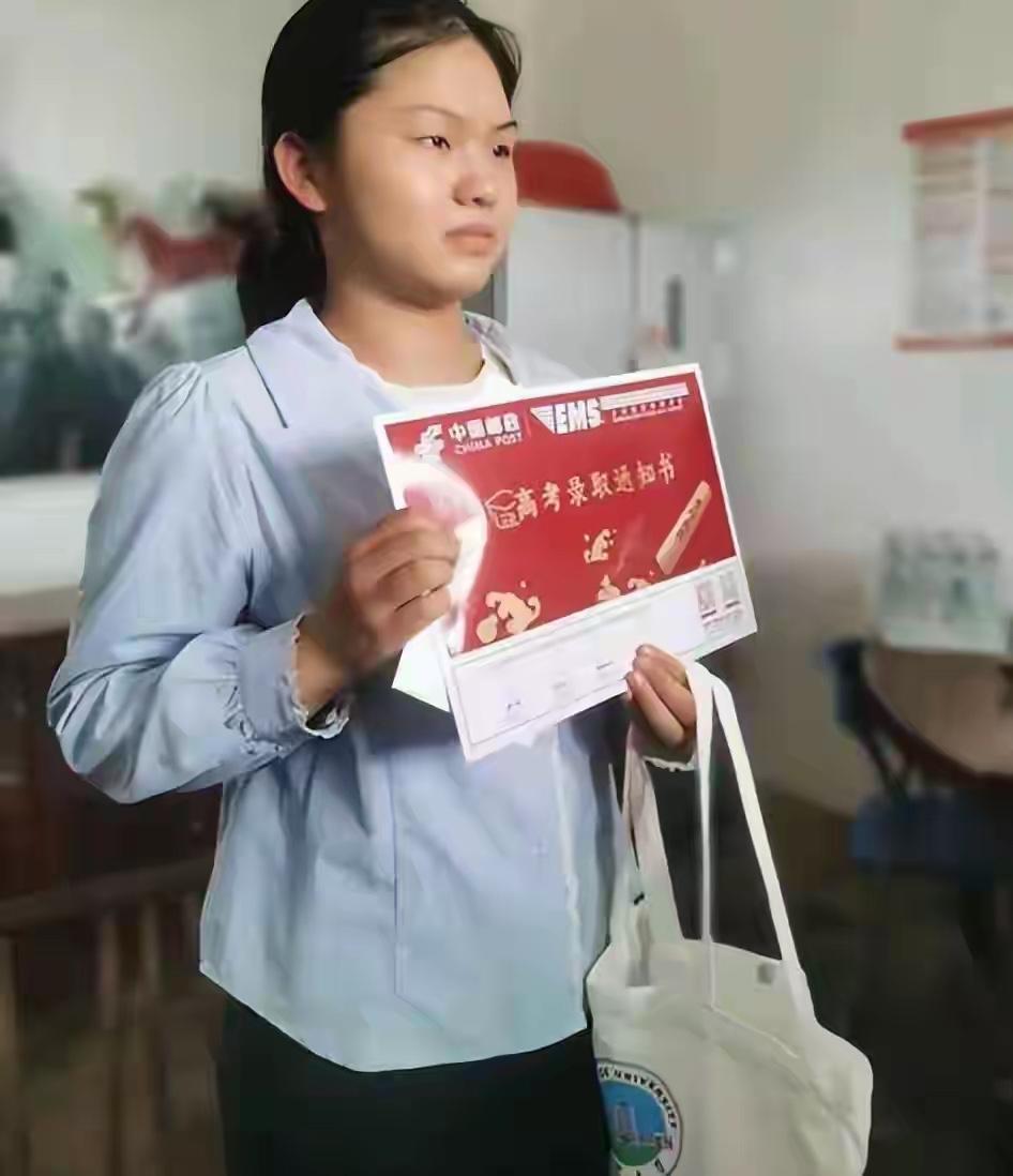 全网破防！湖北孤女高考564分，无亲无故，校长亲自上门送通知书最近刷到湖北女