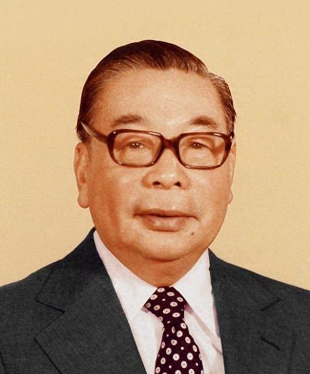 蒋家几乎没有一个胖子，唯独蒋经国例外。蒋经国全盘继承了母亲毛福梅的基因，和父亲