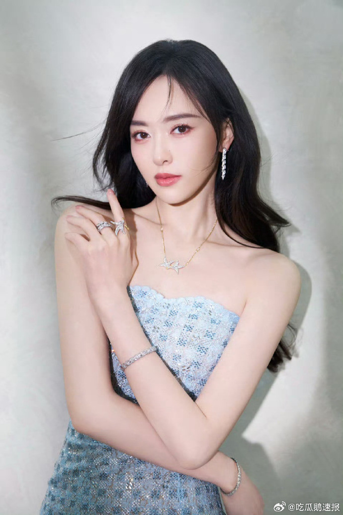 杨幂赵丽颖唐嫣活动杨幂赵丽颖唐嫣活动造型活动现场造型各有亮点，杨幂时尚洒脱、赵丽