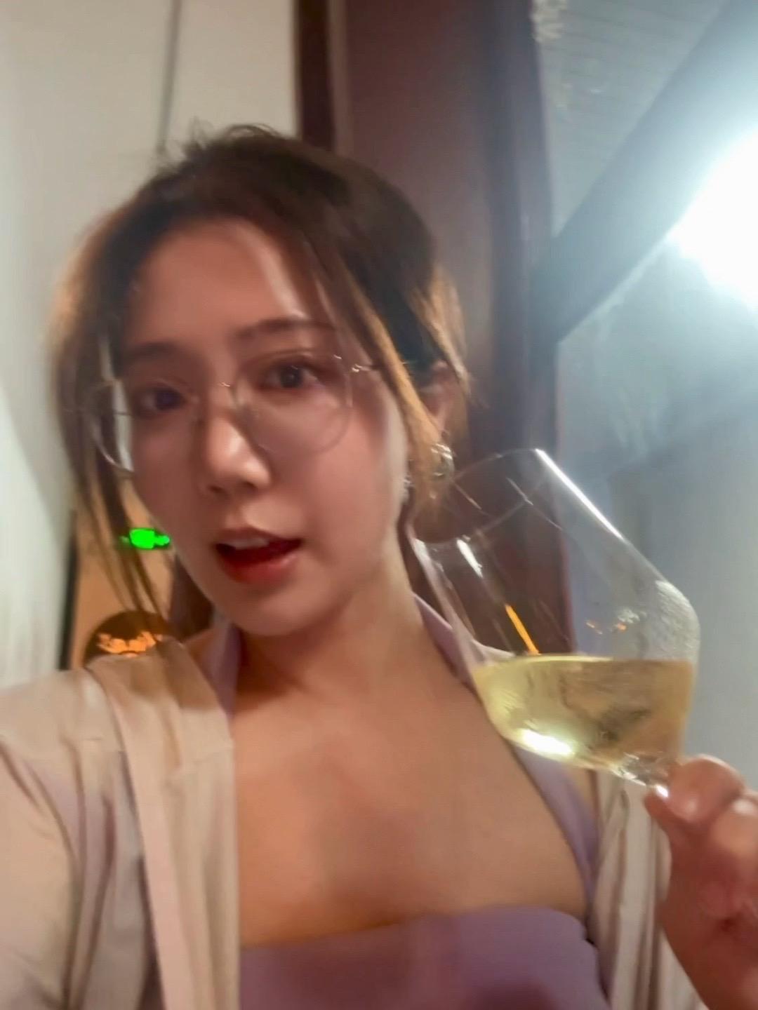 助眠bistro        喝完他家漂亮酒直接睡到中午hh 老板们...